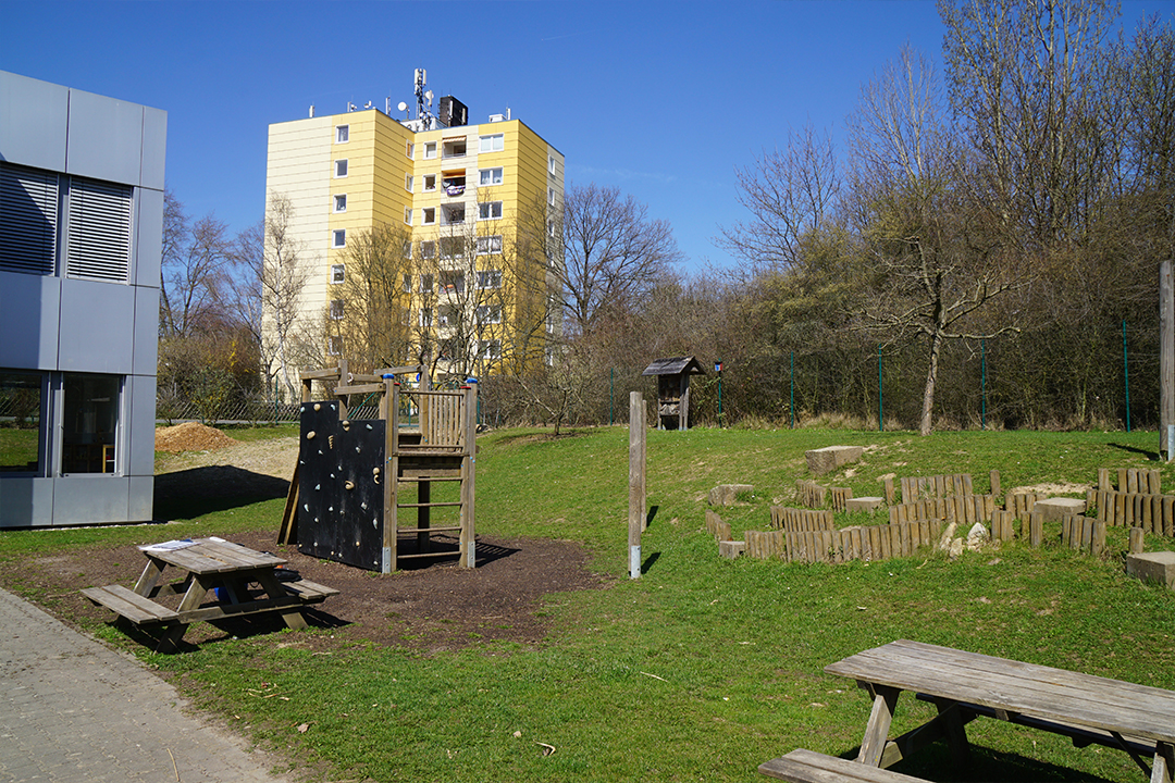 Schulhof Montessori Kronberg - vorher